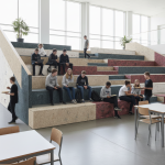 Schoolaula voorzien van HPL laminaat