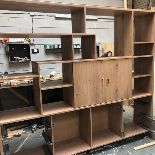 De opbouw van de kast gemaakt van oude meubels