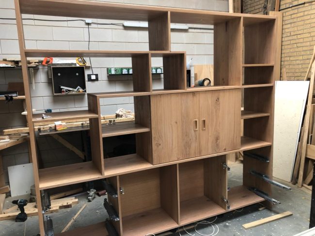 De opbouw van de kast gemaakt van oude meubels